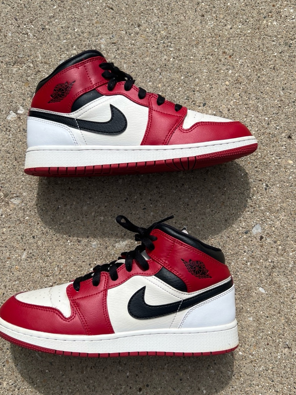 Air Jordan 1 Mid GS 'Chicago' Size 7y Womenās Size 8.5